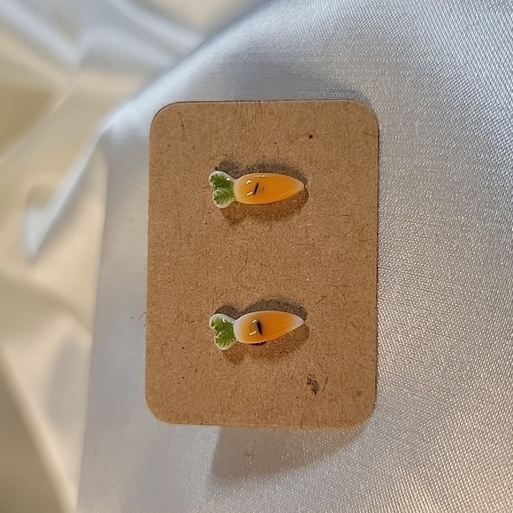 Tiny Carrot Stud Earrings - Picture 5 of 6